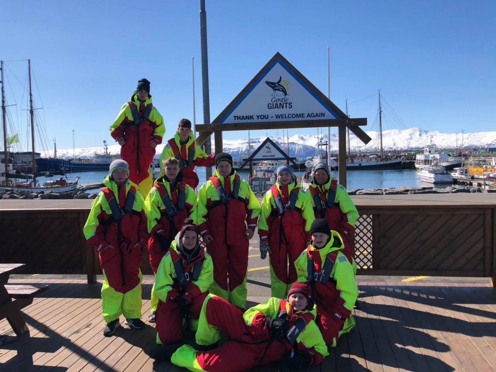 Krakkarnir á leið í hvalaskoðun