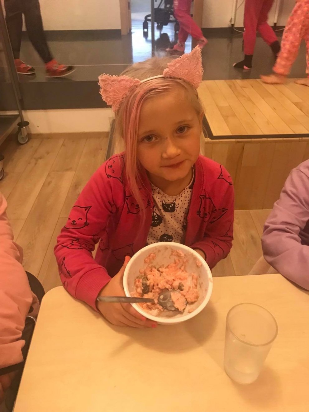 Bleiki dagurinn tekinn alla leið, bleikur grjónagrautur í hádeginu