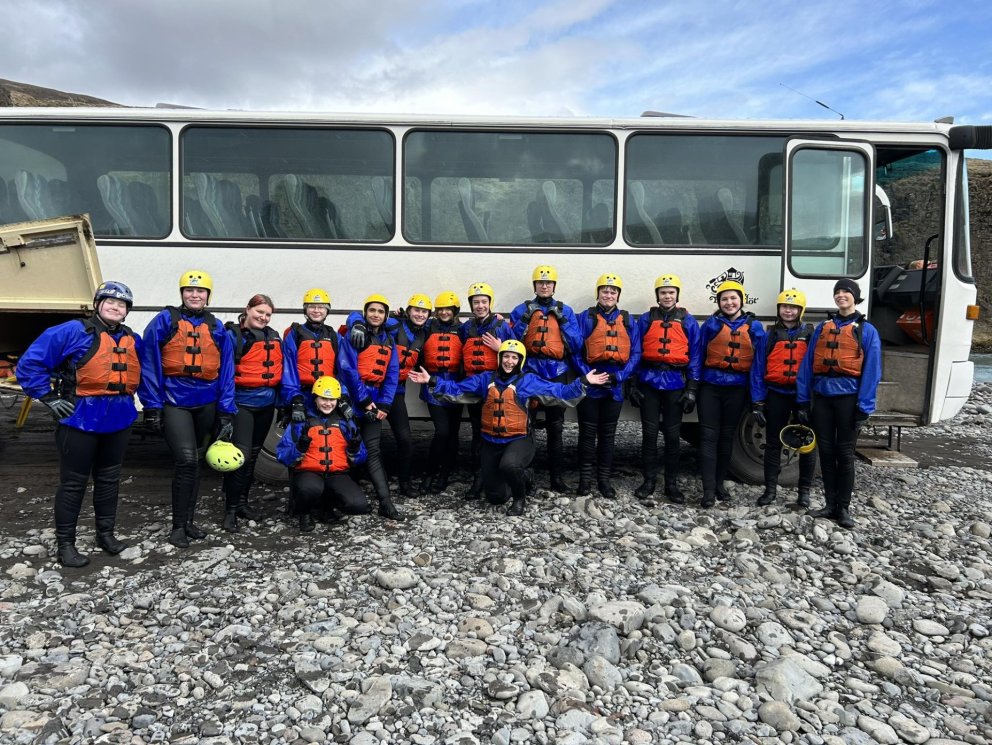 Nemendur á leið í flúðasiglingu