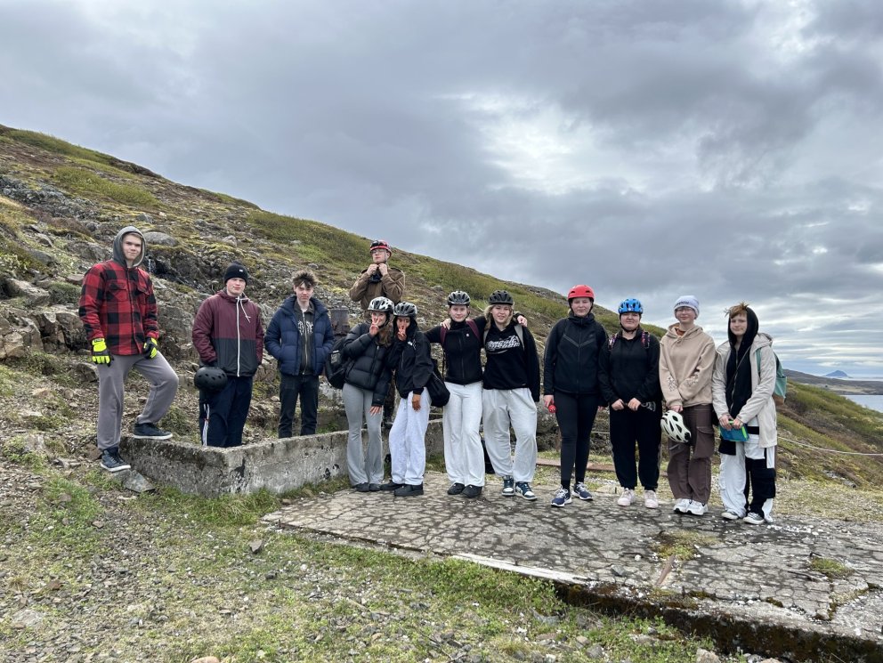 Nemendur á leið í Helgustaðanámu.