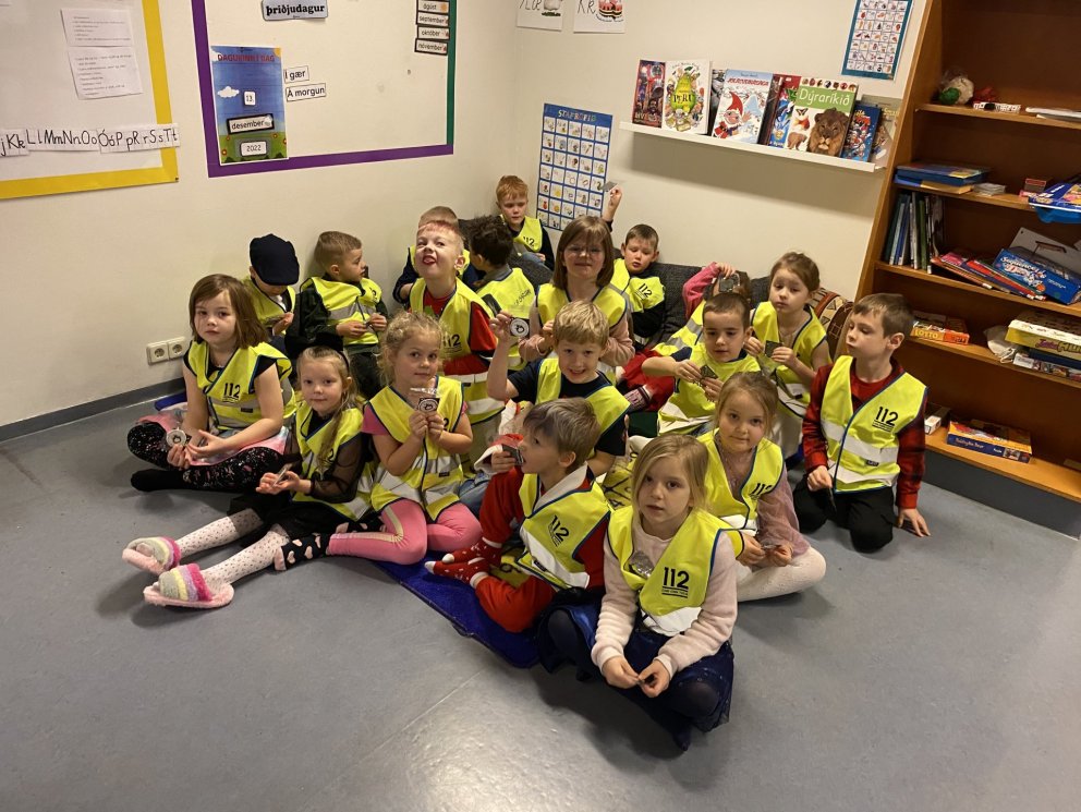 Nemendur 1. bekkjar í endurskinsvestum og með endurskinsmerkin.