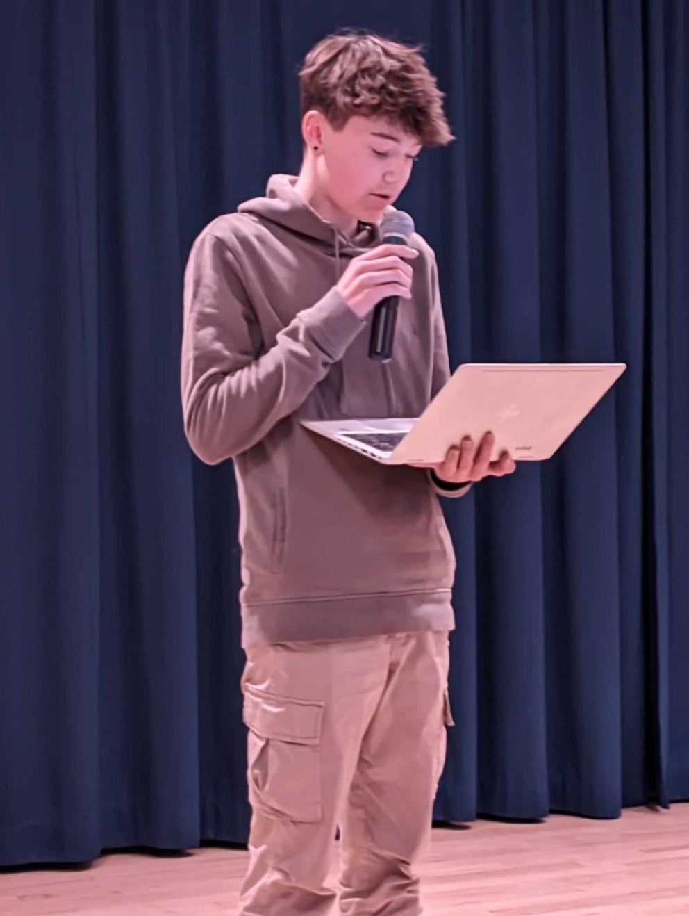 Brynjar Davíðsson flytur ljóðið sitt