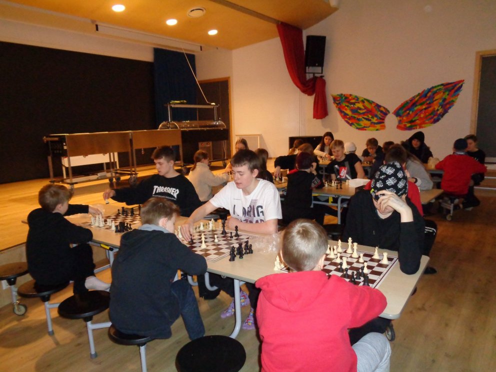 5. og 10. bekkur tefla saman.