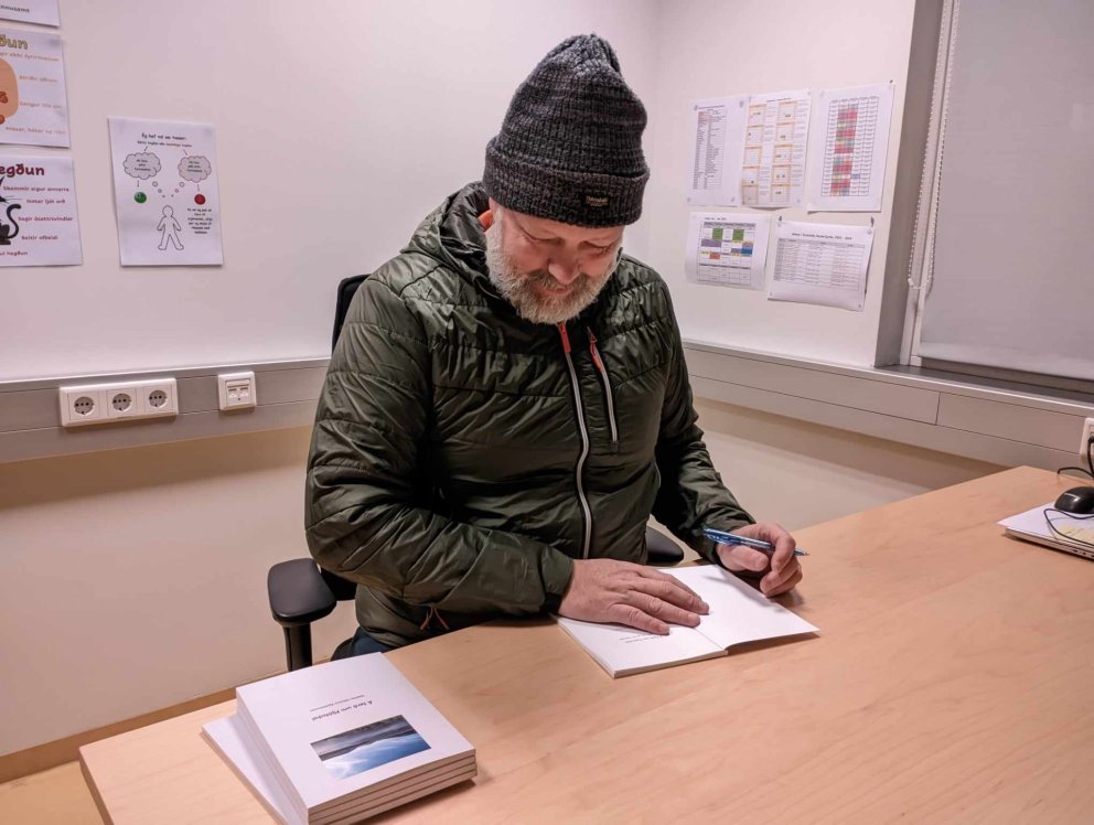 Glúmur áritar bókina sína.