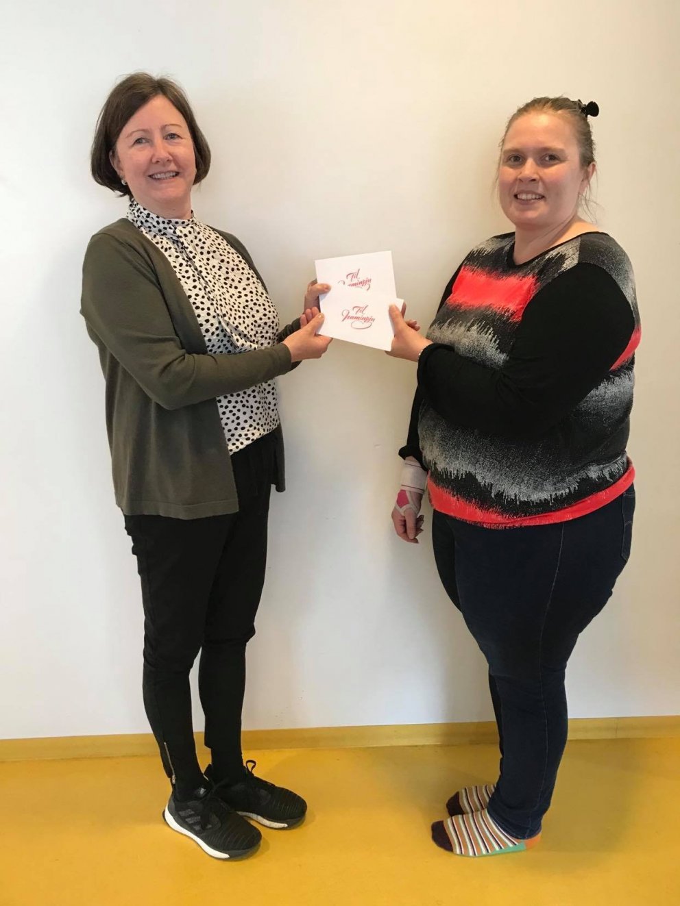 Guðlaug skólastjóri að taka við gjöfinni frá Elínóru Ósk sem er foreldri í árgangum.