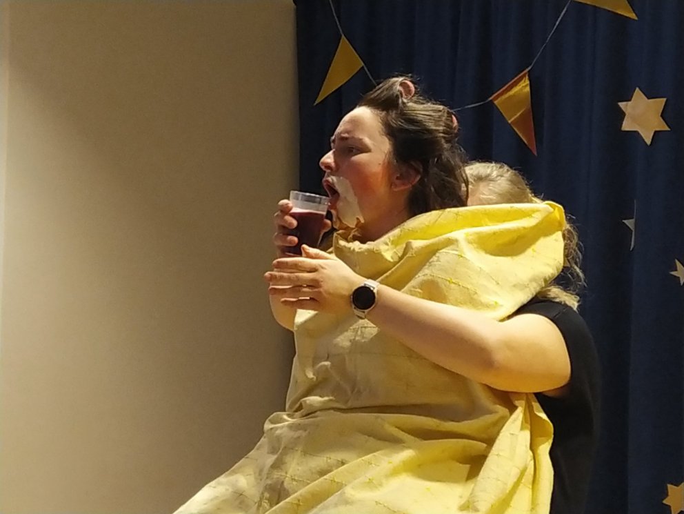 Guðný Helga í skemmtidagskrá kennara á yngra blóti.