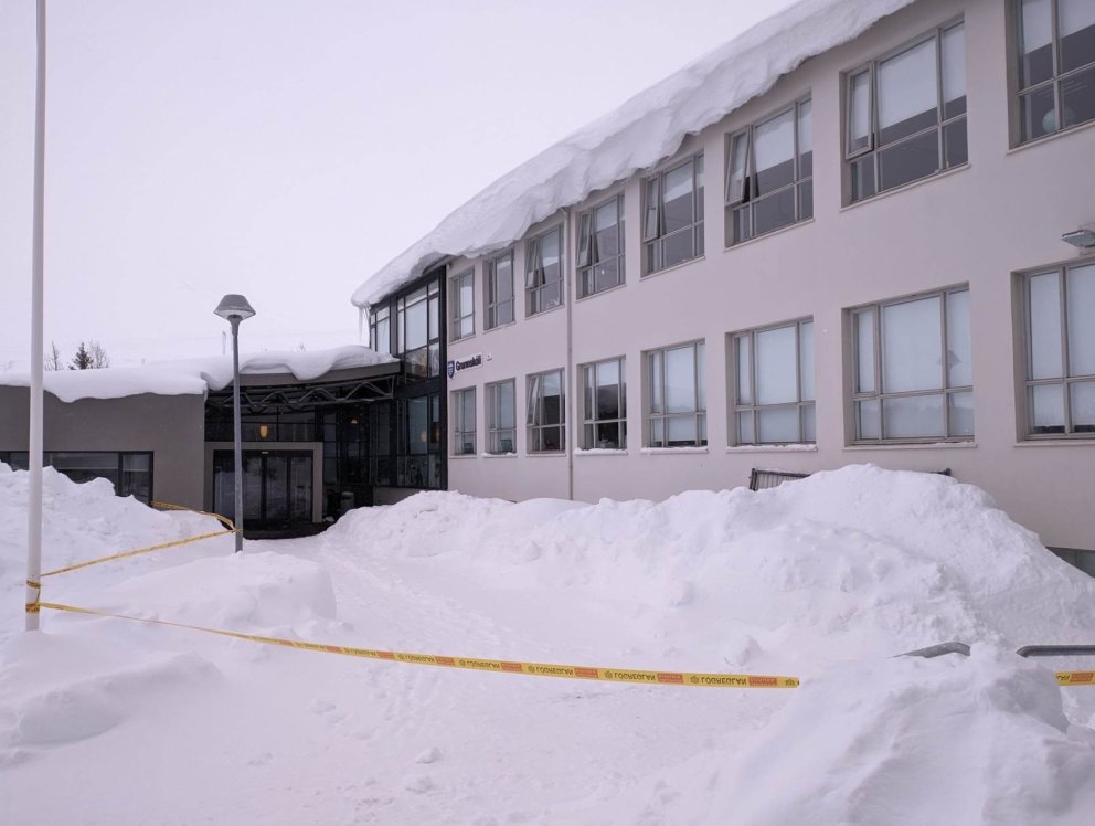 Aðalinngangur Grunnskóla Reyðarfjarðar lokaður