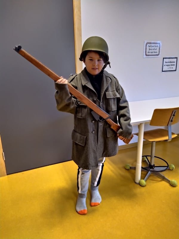 Gabríel Þór Eiðsson mátar hermannabúning frá Stríðsminjasafninu