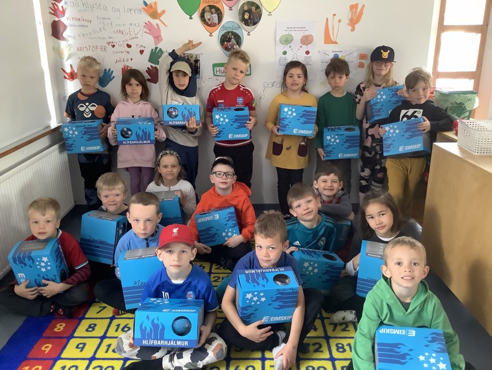 Nemendur 1. bekkjar með hjálmana góðu sem þeir fengu að gjöf í dag