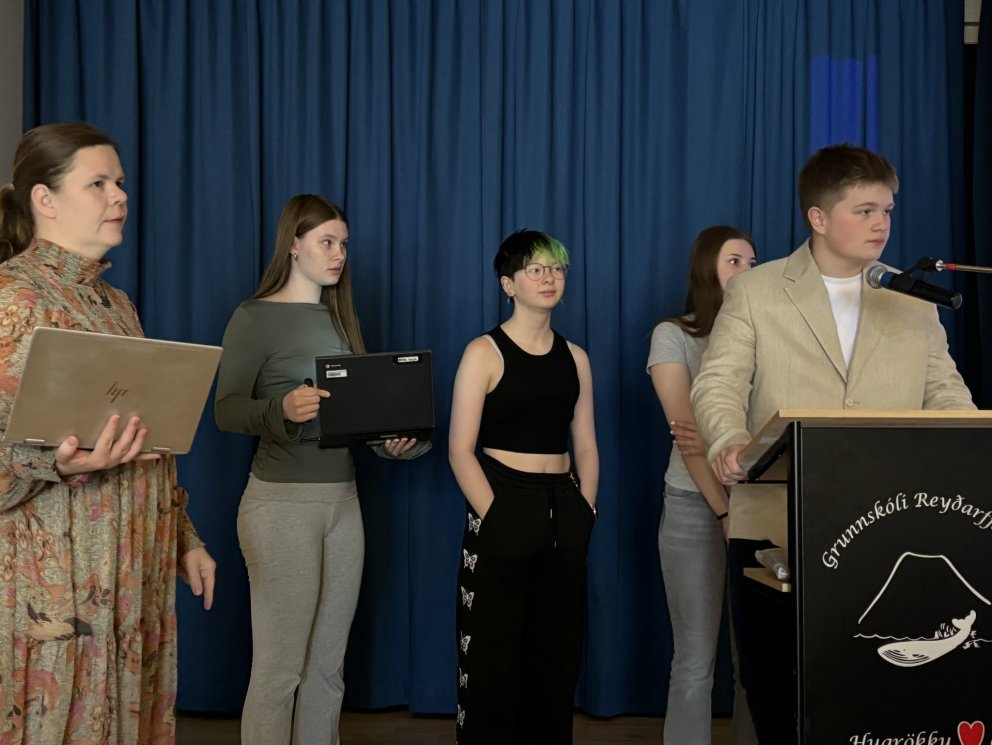 Flokkur framtíðarinnar ásamt Svövu kennara