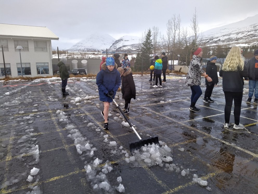 Menn bjarga sér. Pókóvöllurinn mokaður enda vor í lofti, að mati nemenda.