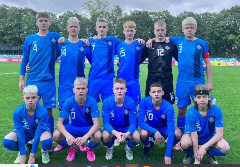 Daníel Michal með landsliðinu í landsliðstreyju nr. 7.