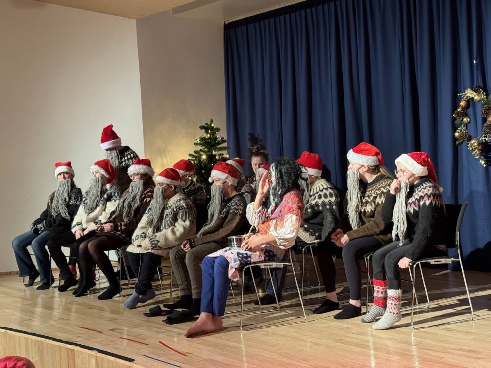 7. bekkur með leikritið Jólasveinasaga.