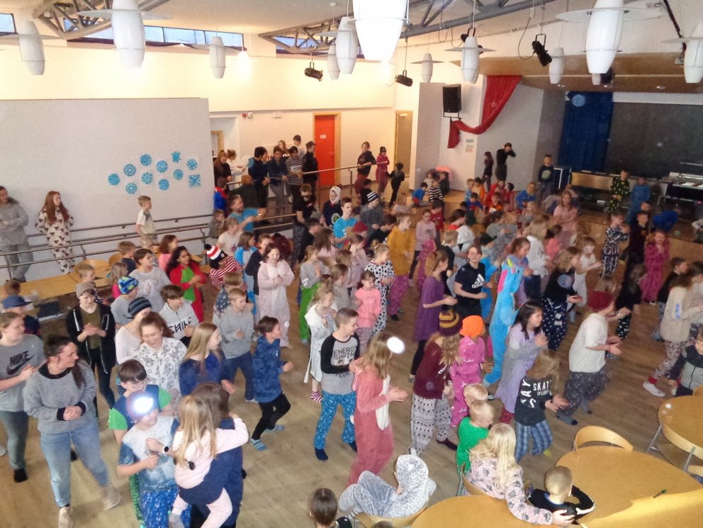 Milljarður rís - náttfataball