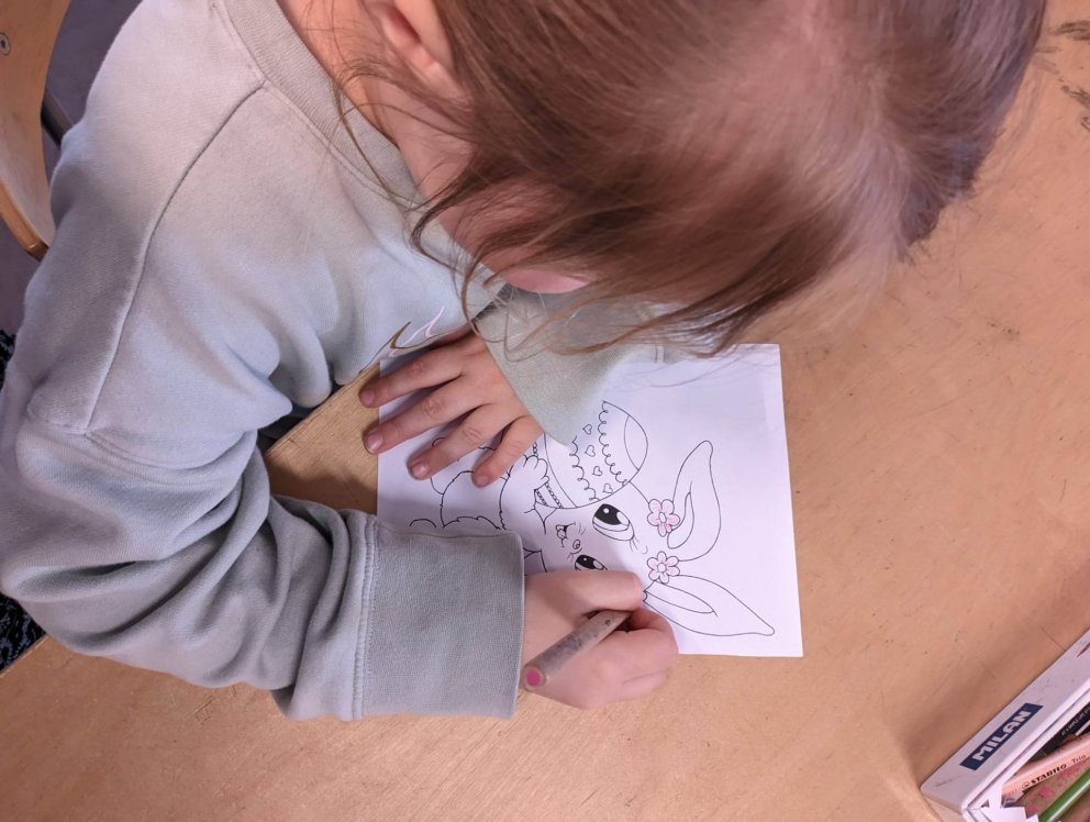 Unnið að páskamynd í Skólaseli