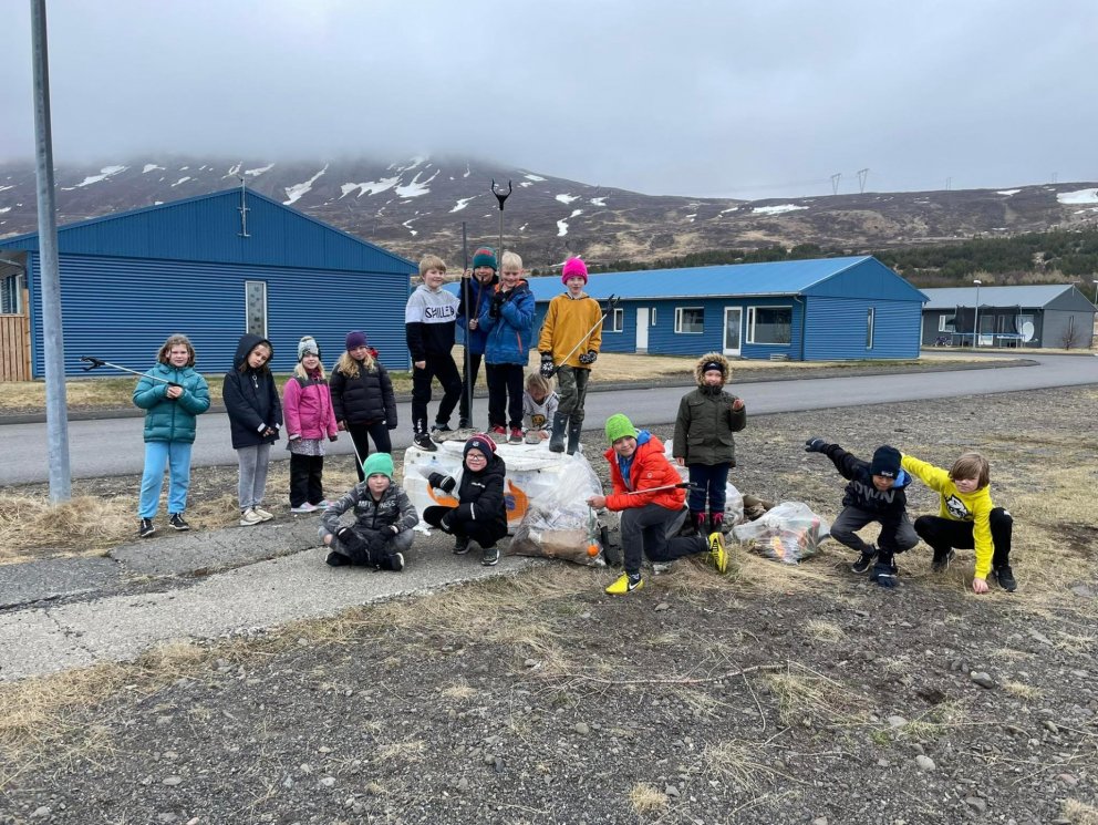 4. bekkur tínir rusl