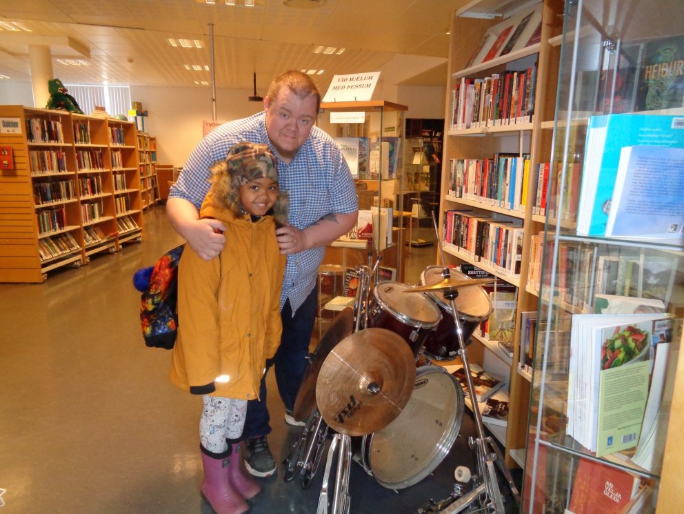 Ólafur Gunnarsson og dóttir hans Alvilda Guðrún, með trommusettið kærkomna.