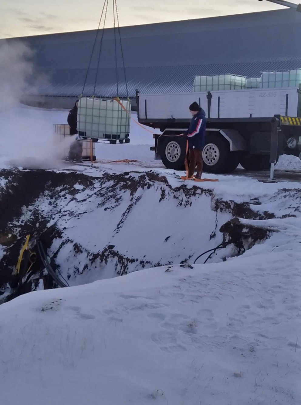 Heitu vatni beint að vatnslögn skólans.