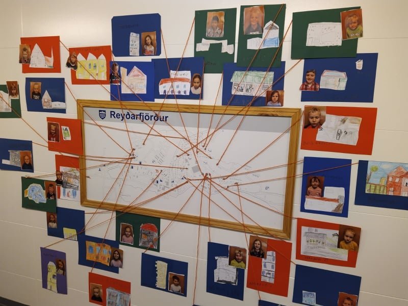 Mynd frá þemaviku frá því í haust. 1. og 2. bekkingar teikna húsin í bænum.