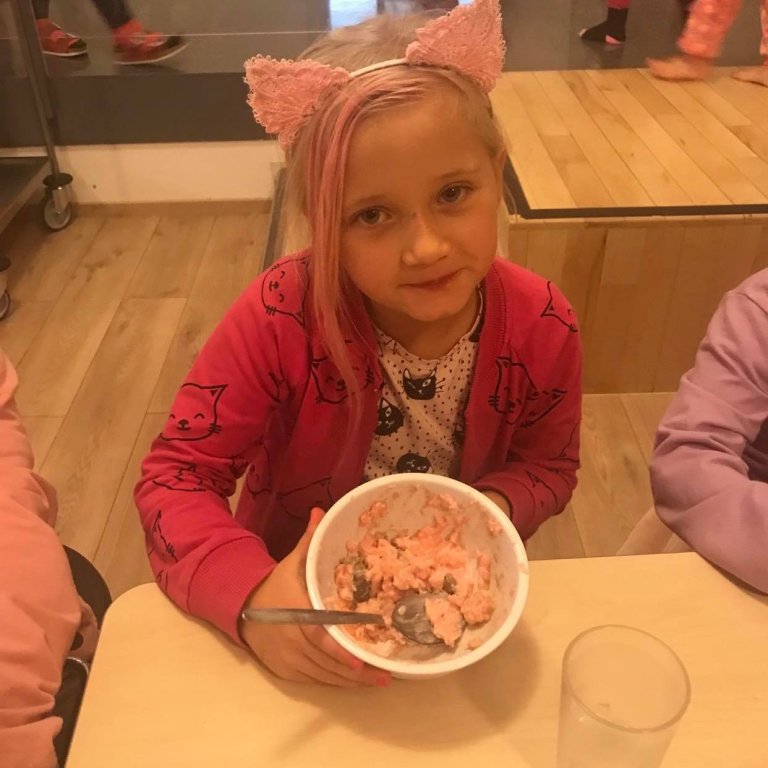 Bleiki dagurinn tekinn alla leið, bleikur grjónagrautur í hádeginu