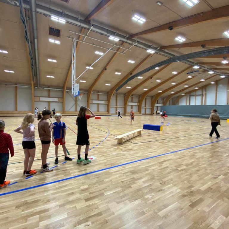 Kennsla hafin í nýja íþróttahúsinu