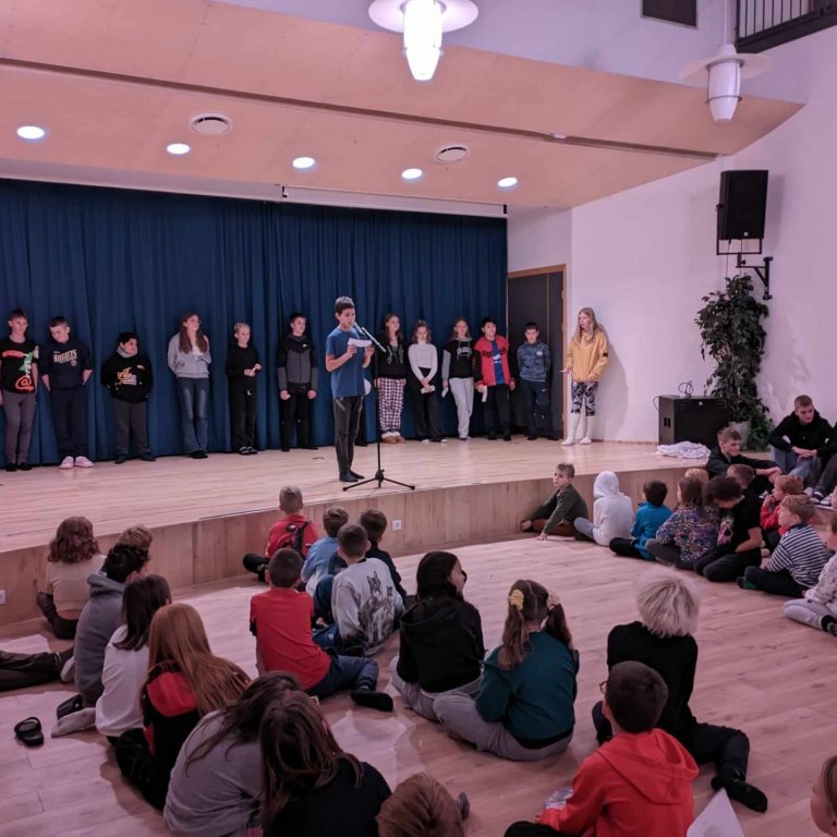 Nemendur 7. bekkjar flytja atriði á Degi íslenskrar tungu.