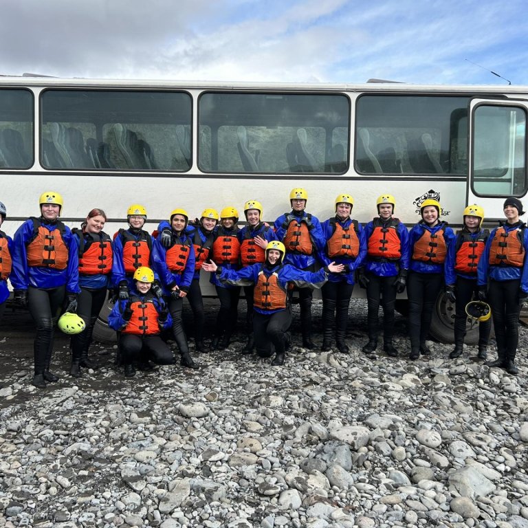 Nemendur á leið í flúðasiglingu