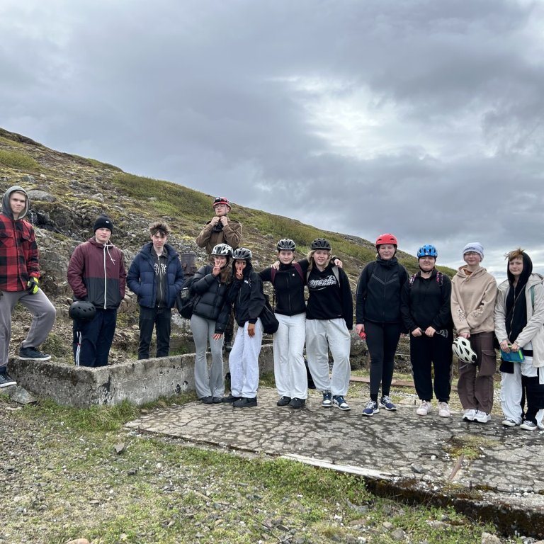 Nemendur á leið í Helgustaðanámu.