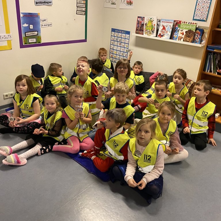 Nemendur 1. bekkjar í endurskinsvestum og með endurskinsmerkin.