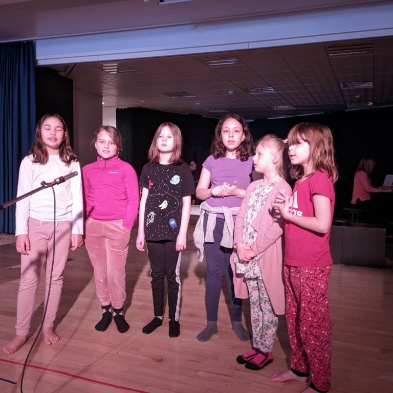 Árshátíð frestað til 18. apríl