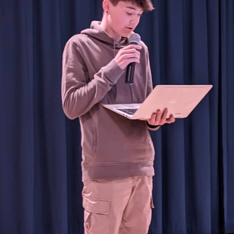 Brynjar Davíðsson flytur ljóðið sitt