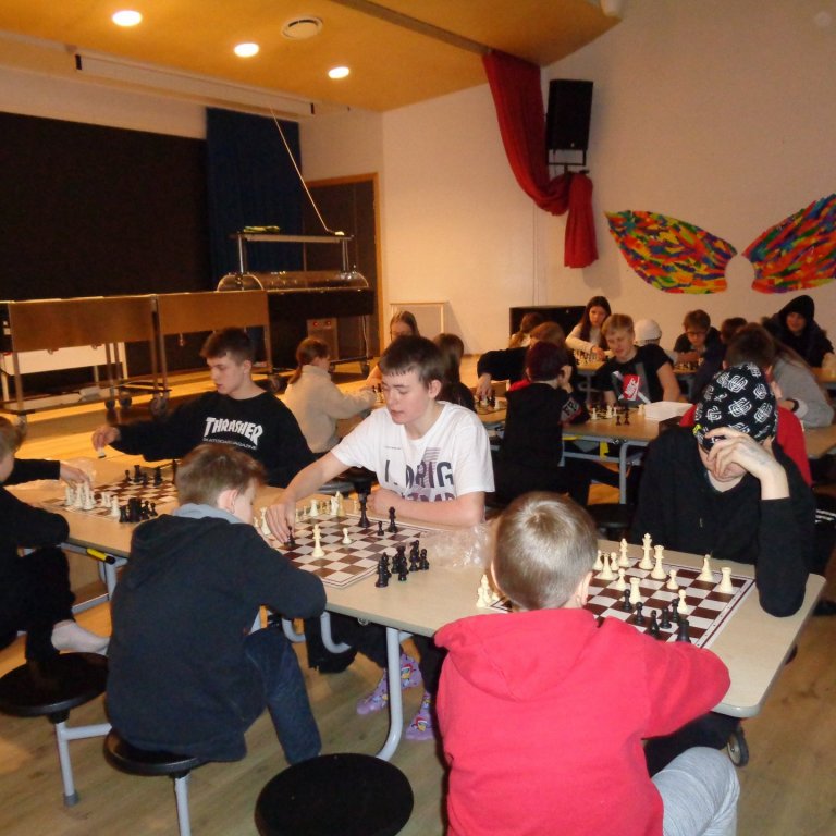 5. og 10. bekkur tefla saman.