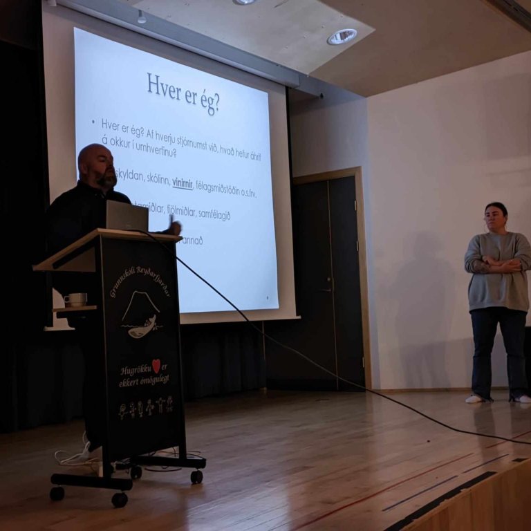 Kári og Andrea flytja fyrirleturinn Fokk Me - Fokk you.