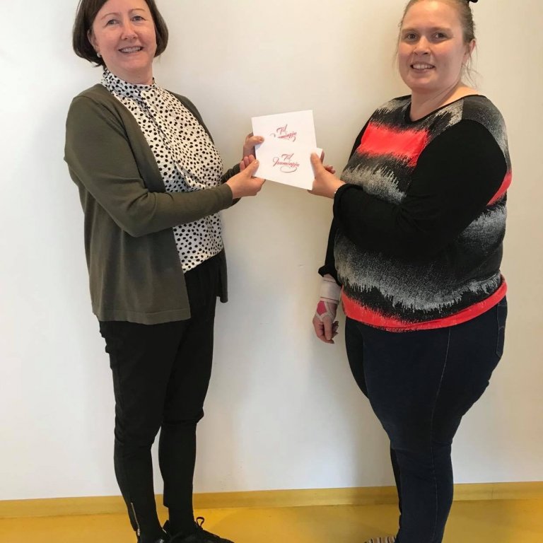 Guðlaug skólastjóri að taka við gjöfinni frá Elínóru Ósk sem er foreldri í árgangum.