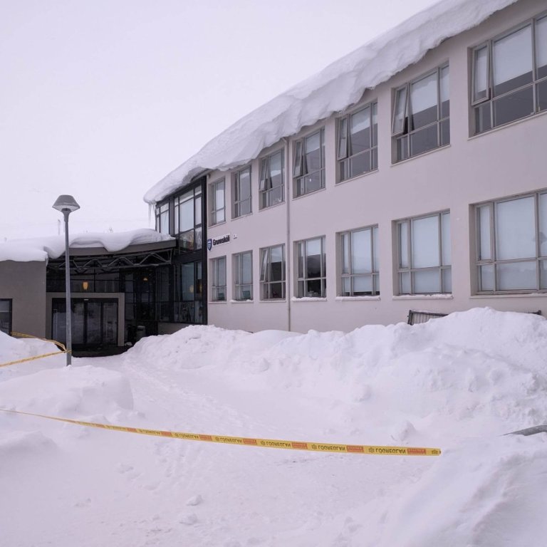 Aðalinngangur Grunnskóla Reyðarfjarðar lokaður