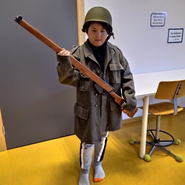 Gabríel Þór Eiðsson mátar hermannabúning frá Stríðsminjasafninu