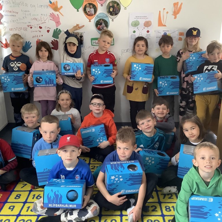 Nemendur 1. bekkjar með hjálmana góðu sem þeir fengu að gjöf í dag