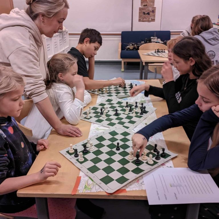 Nemendur spila hornskák