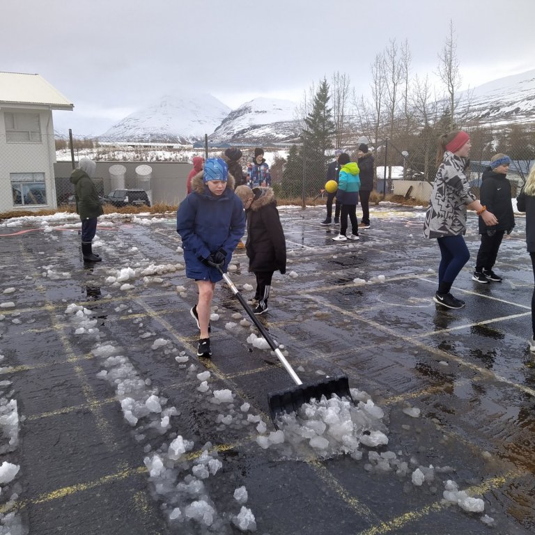 Menn bjarga sér. Pókóvöllurinn mokaður enda vor í lofti, að mati nemenda.
