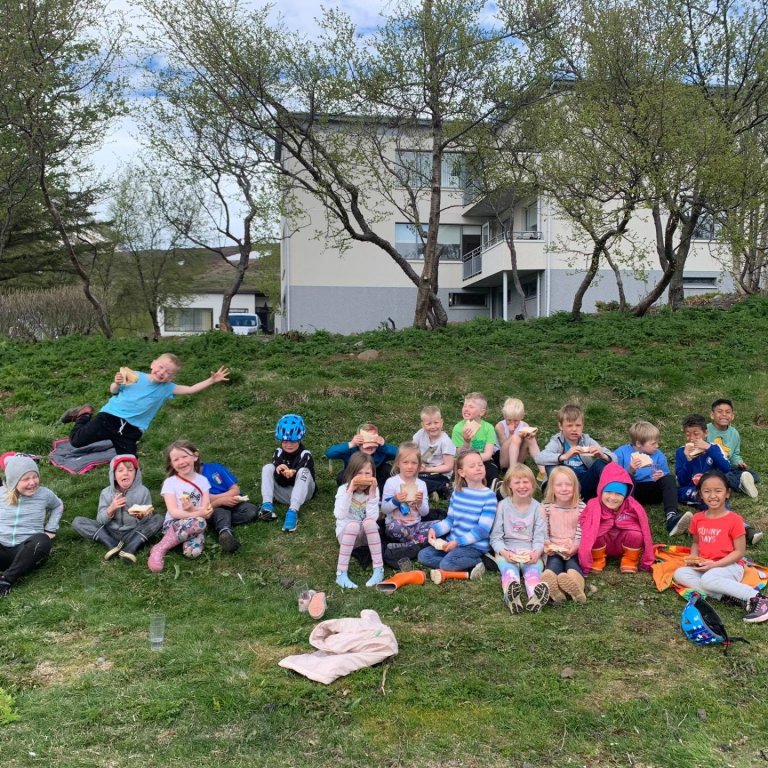 Hressing borðuð úti í góða veðrinu