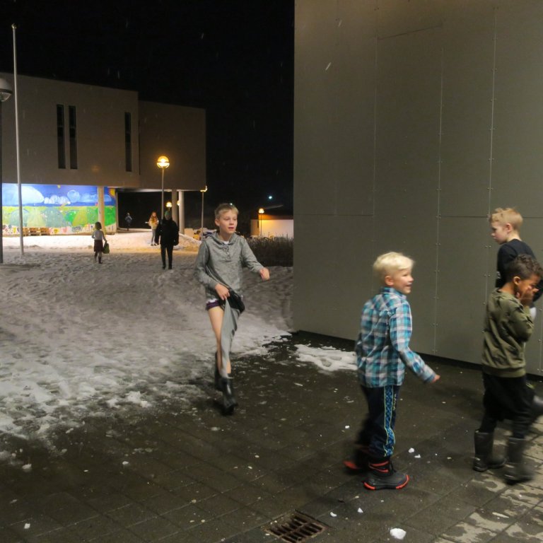 Drengir hlaupa inn þorrann