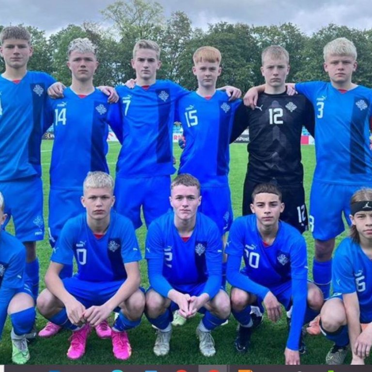 Daníel Michal með landsliðinu í landsliðstreyju nr. 7.