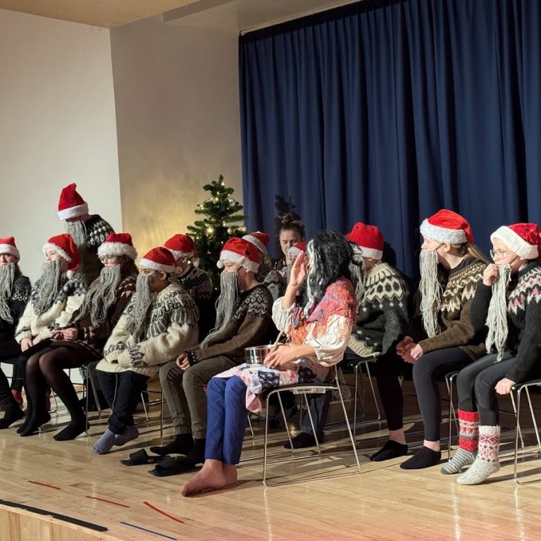 7. bekkur með leikritið Jólasveinasaga.