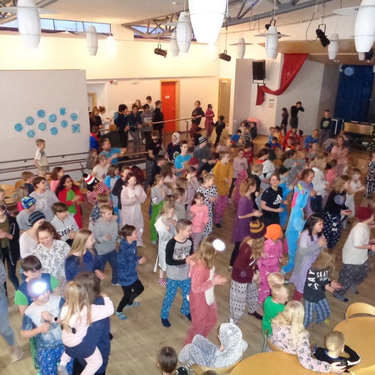 Milljarður rís - náttfataball