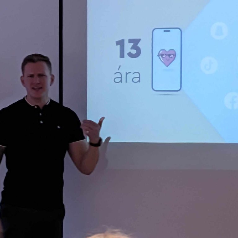 Það er 13 ára aldurstakmark að flestum samfélagsmiðlum.