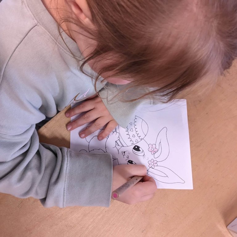 Unnið að páskamynd í Skólaseli