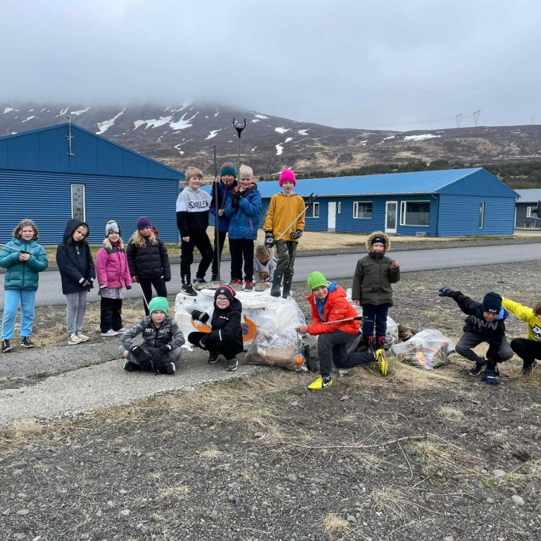 4. bekkur tínir rusl