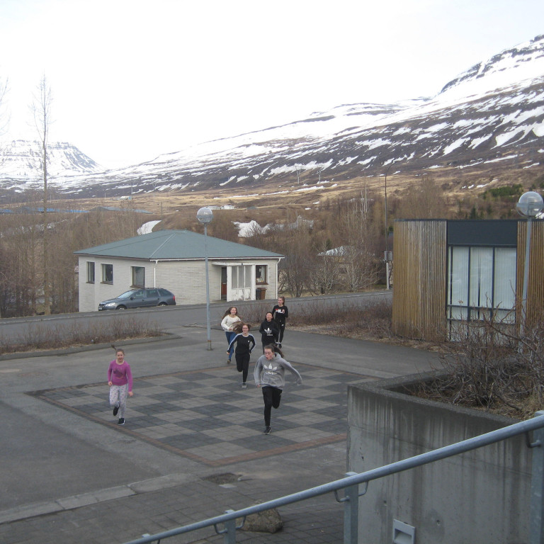 Stelpur hlaupa inn hörpu