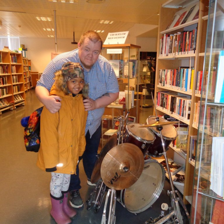 Ólafur Gunnarsson og dóttir hans Alvilda Guðrún, með trommusettið kærkomna.