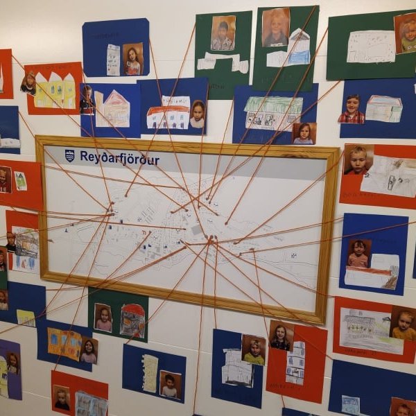 Mynd frá þemaviku frá því í haust. 1. og 2. bekkingar teikna húsin í bænum.